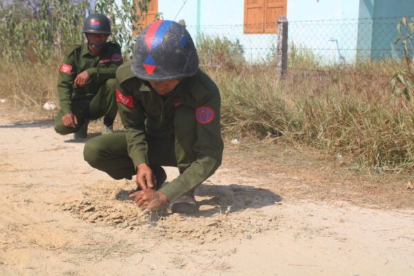 အရပ်သားတွေ ပြန်နေထိုင်ခွင့်ပြုထားတဲ့ မောင်တော မြို့ကို မိုင်းရှင်းလင်း