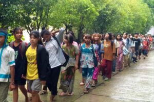 AA ဆီ စစ်သင်တန်းတက်မည့် လူငယ်တွေ တသုတ်ပြီး တသုတ် ထွက်ခွာနေပြီး အမျိုးသမီးအများအပြား ပါဝင်လာ