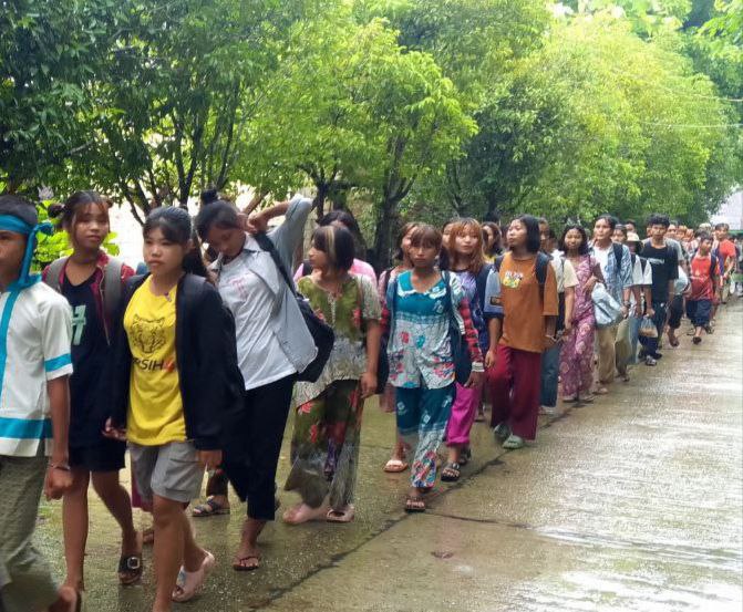 AA ဆီ စစ်သင်တန်းတက်မည့် လူငယ်တွေ တသုတ်ပြီး တသုတ် ထွက်ခွာနေပြီး အမျိုးသမီးအများအပြား ပါဝင်လာ