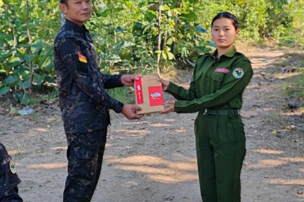 ယောကာကွယ်ရေးတပ်က ရဲဘော်တွေဆီ သူပုန်ဖြူစာအုပ်လက်ဆောင်များ ရောက်ရှိ