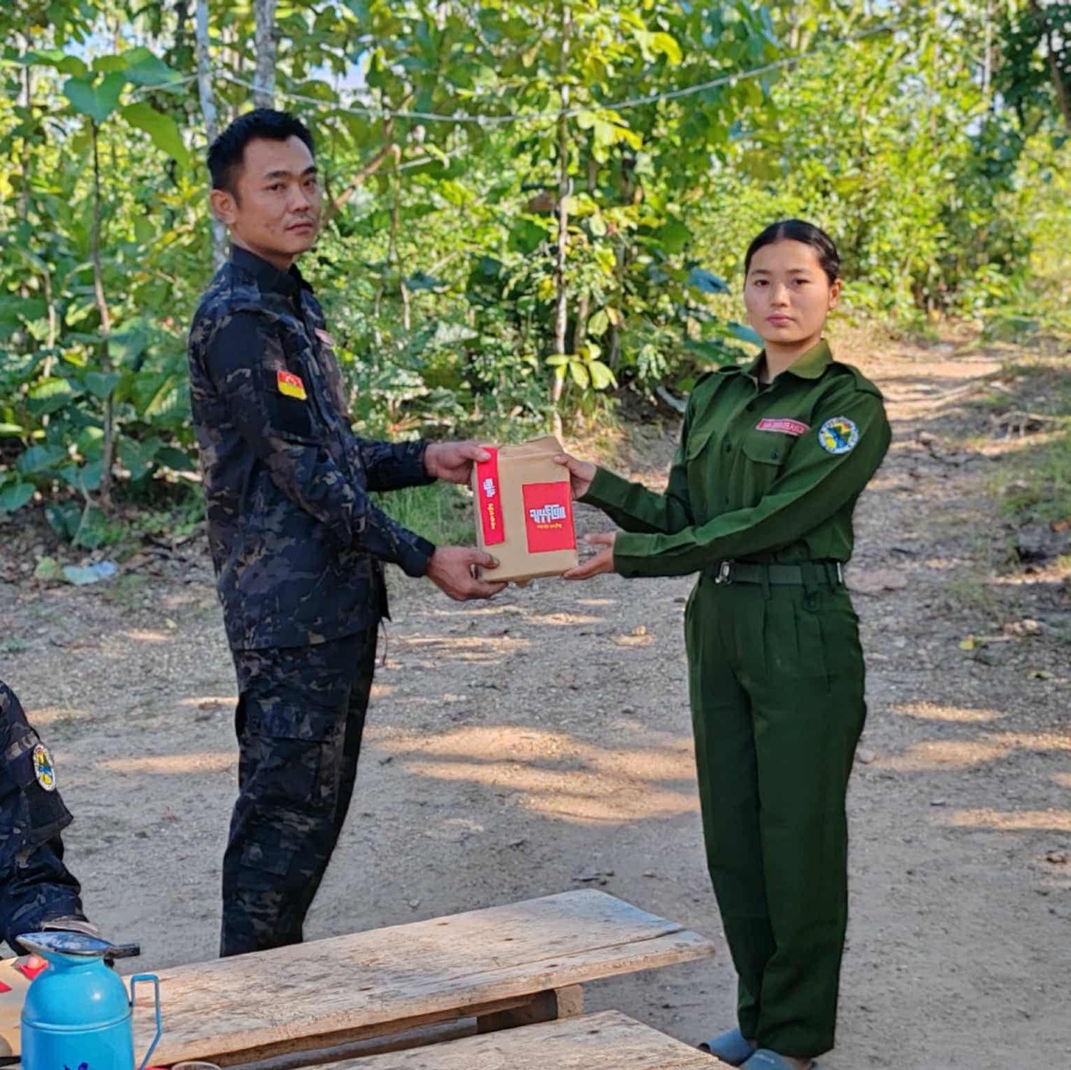 ယောကာကွယ်ရေးတပ်က ရဲဘော်တွေဆီ သူပုန်ဖြူစာအုပ်လက်ဆောင်များ ရောက်ရှိ