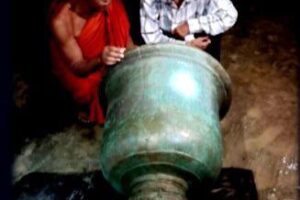 မြောက်ဦးခေတ် ယတြာခေါင်းလောင်းကြီးကို မြုပ်နံ ထိမ်းသိမ်းခဲ့တဲ့ အဘိုးအိုတစ်ဦးက နှစ် ၆၀ ကျော် လျှို့ဝှက်ချက်ကို အာရက္ခအစိုးရထံ ထုတ်ဖော်ပြောကြား၊ သမိုင်းအမွေအနှစ်တစ်ခုကို အပ်နှံ