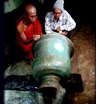 မြောက်ဦးခေတ် ယတြာခေါင်းလောင်းကြီးကို မြုပ်နံ ထိမ်းသိမ်းခဲ့တဲ့ အဘိုးအိုတစ်ဦးက နှစ် ၆၀ ကျော် လျှို့ဝှက်ချက်ကို အာရက္ခအစိုးရထံ ထုတ်ဖော်ပြောကြား၊ သမိုင်းအမွေအနှစ်တစ်ခုကို အပ်နှံ