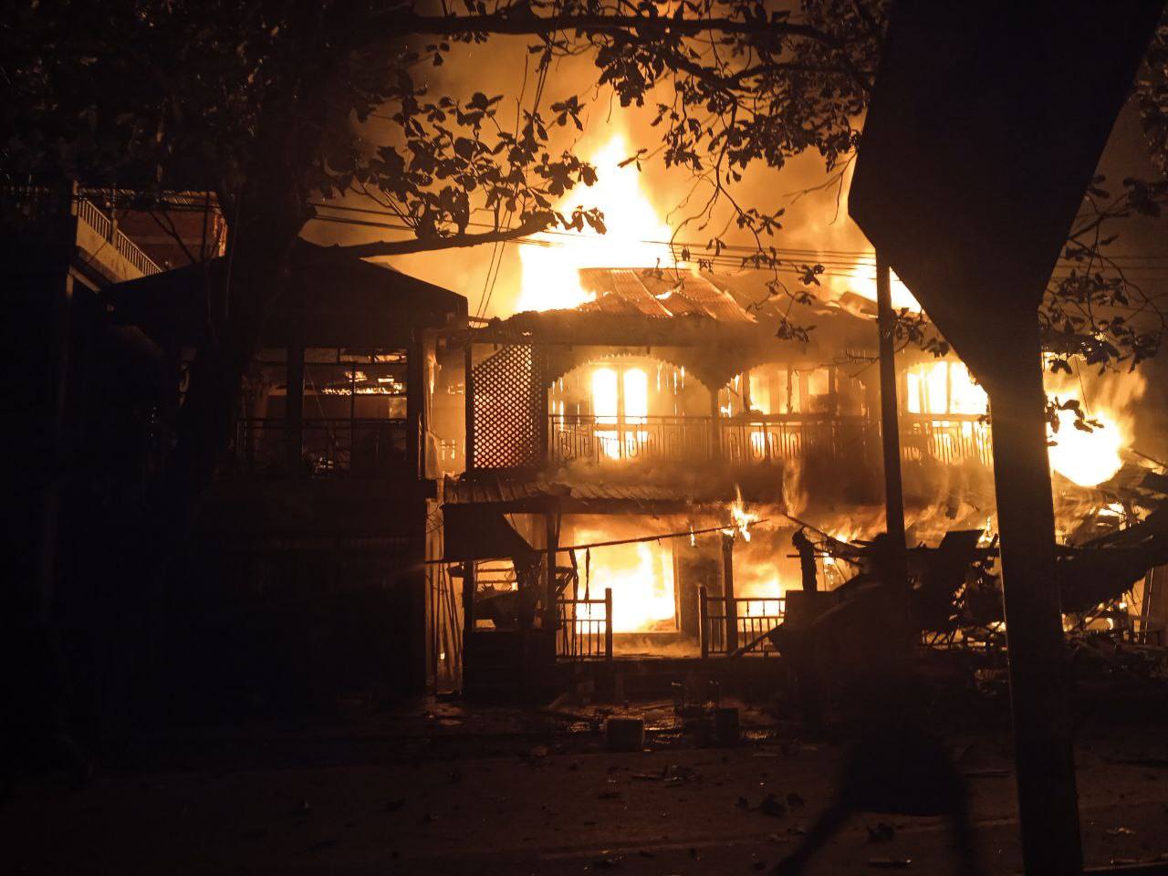 သံတွဲ မြို့လယ်ခေါင်ကို ဗုံးကျဲခံရမှုဓာတ်ပုံ